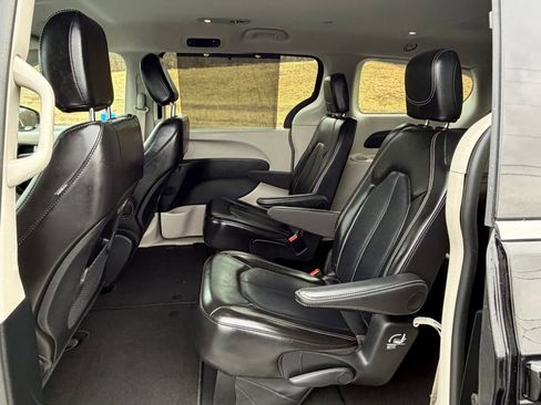 Used 2024 Chrysler Pacifica Touring-L image 23