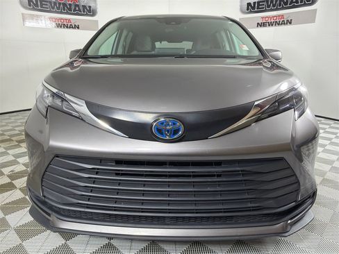 Used 2024 Toyota Sienna LE image 8