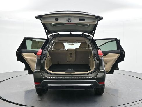 Used 2017 Nissan Rogue SV w/ SV Premium Package FWD image 41