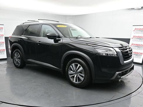 Used 2023 Nissan Pathfinder SL image 2