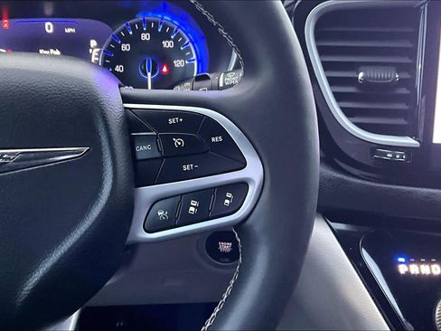 Used 2022 Chrysler Pacifica Touring-L image 26