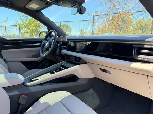 Used 2025 Porsche Macan Electric image 23