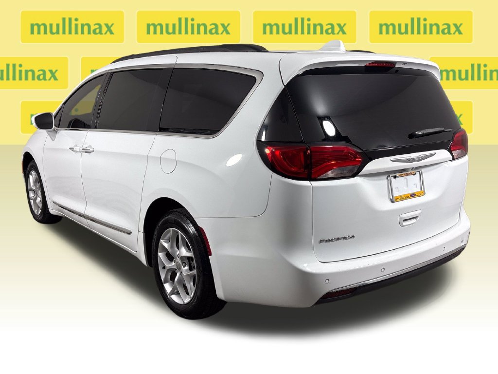 Used 2017 Chrysler Pacifica Touring-L w/ Tire & Wheel Group FWD image 9