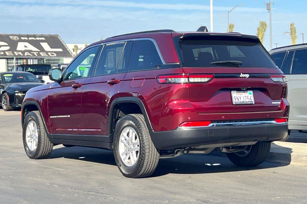 Used 2024 Jeep Grand Cherokee Laredo w/ Luxury Tech Group I RWD image 6