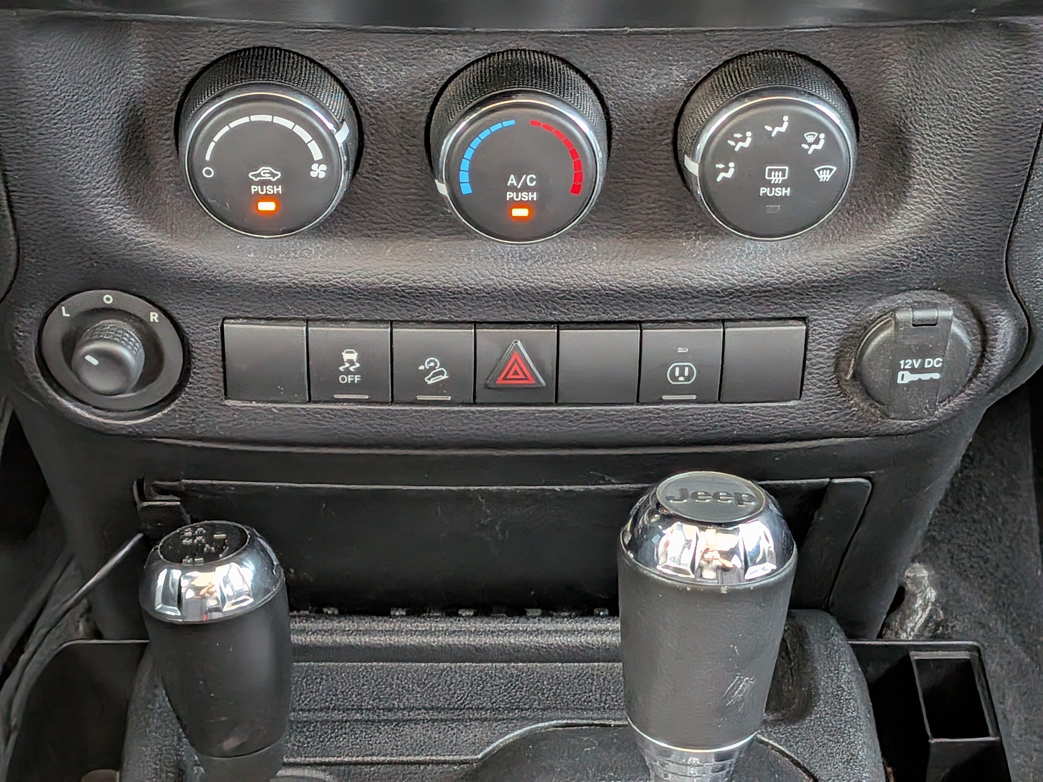 Used 2015 Jeep Wrangler Sahara w/ Connectivity Group AWD/4WD image 20