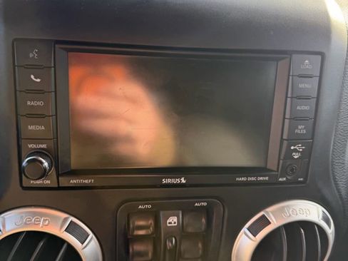 Used 2017 Jeep Wrangler Unlimited Sahara w/ Connectivity Group image 17