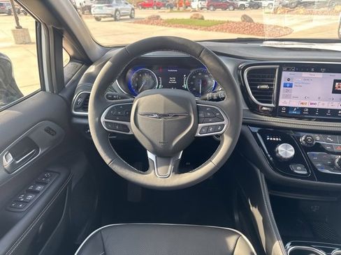 New 2026 Chrysler Pacifica Limited image 16