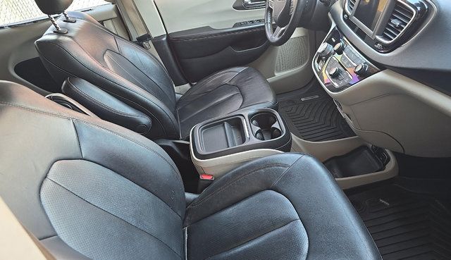 Used 2020 Chrysler Pacifica Touring-L FWD image 8