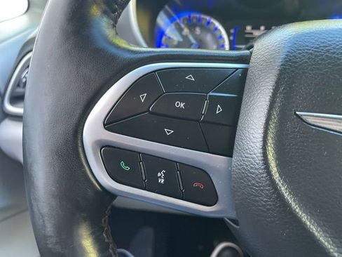 Used 2020 Chrysler Pacifica Touring-L image 19