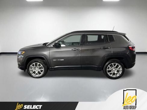 Used 2023 Jeep Compass Latitude w/ Sun and Sound Group AWD/4WD image 2
