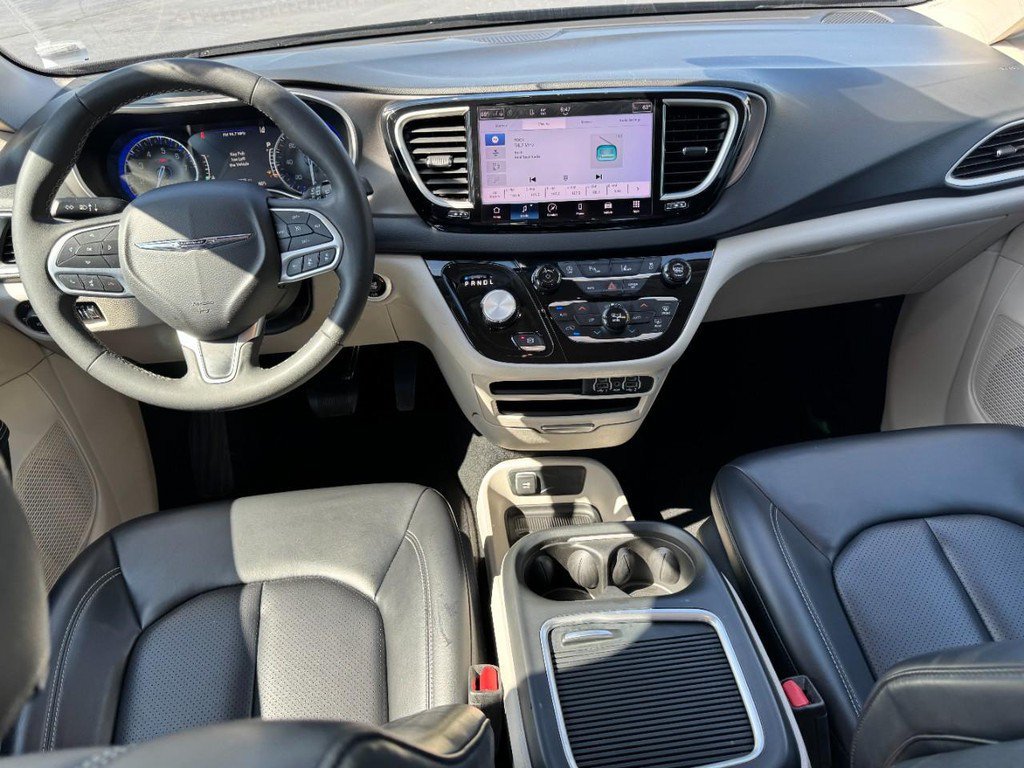 Used 2023 Chrysler Pacifica Touring-L FWD image 12
