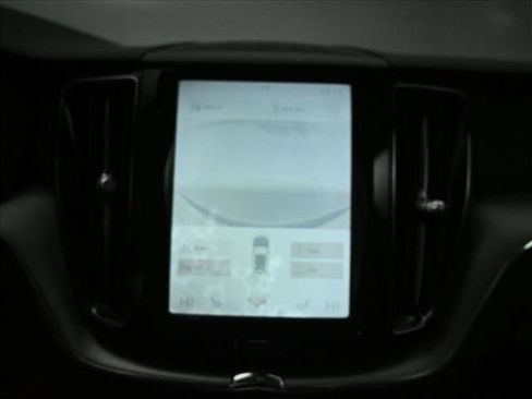 Used 2018 Volvo XC60 T5 Momentum w/ Convenience Package image 11