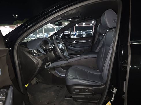 Used 2023 Buick Enclave Essence w/ Sport Touring Edition FWD image 4