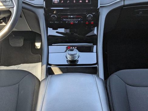 Used 2025 Jeep Grand Cherokee Laredo X image 19