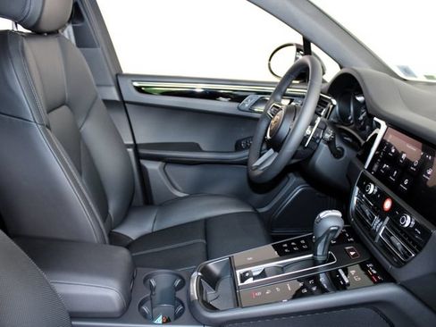 Certified 2025 Porsche Macan AWD/4WD image 25