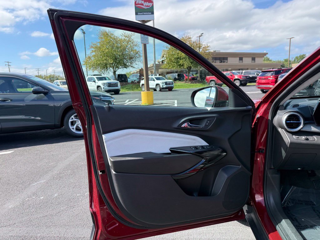 Used 2025 Chevrolet Trax LT FWD image 24