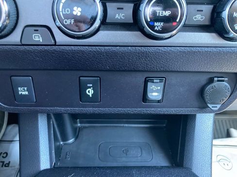 Used 2017 Toyota Tacoma TRD Sport w/ Tow Package (A/T) image 16