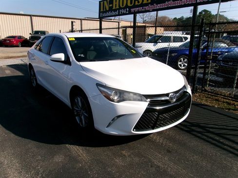 Used 2017 Toyota Camry SE image 5