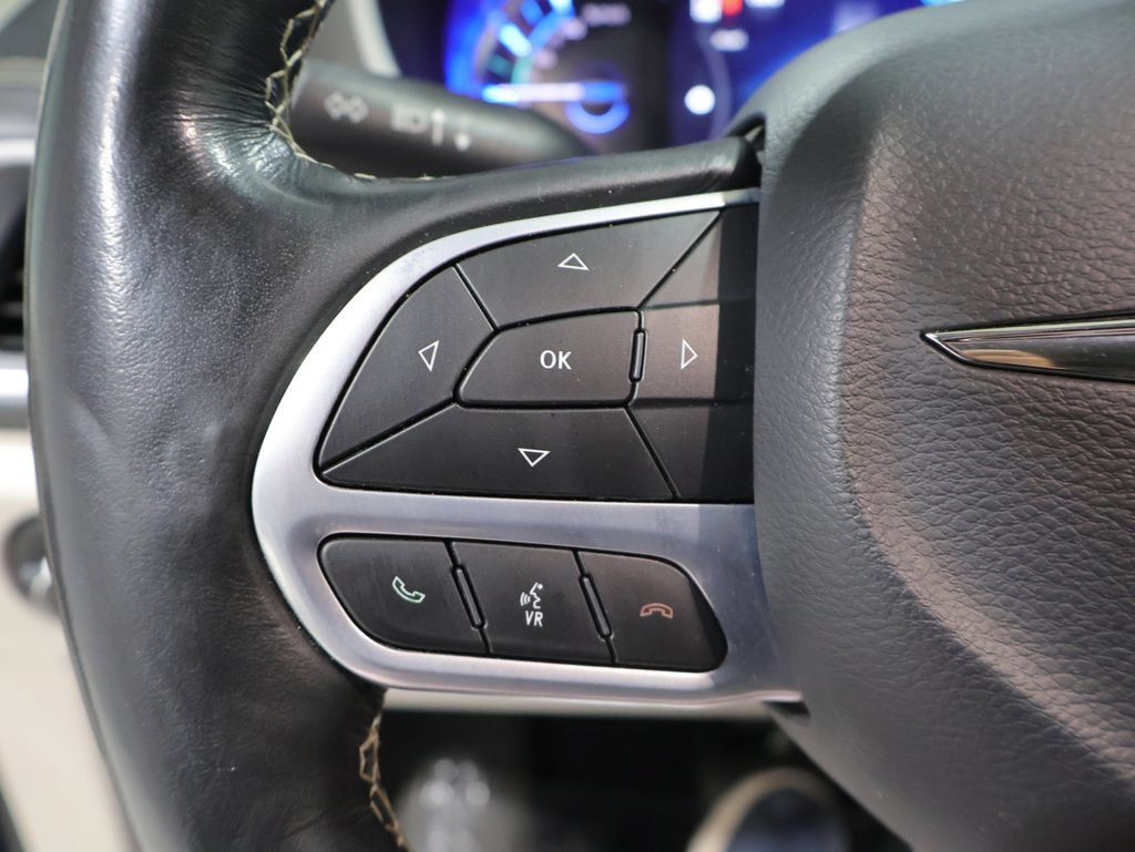 Used 2021 Chrysler Pacifica Touring-L FWD image 39
