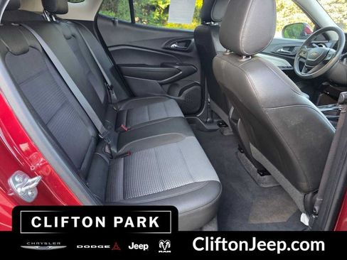 Used 2025 Chevrolet Trax LT FWD image 18
