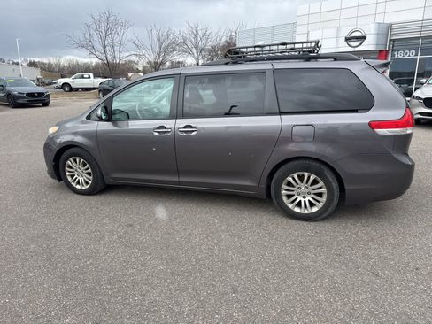 Used 2013 Toyota Sienna XLE w/ Entertainment Pkg image 8