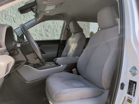 Used 2021 Toyota Highlander LE image 16