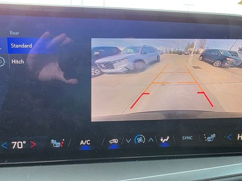 Used 2025 Chevrolet Traverse LT image 22