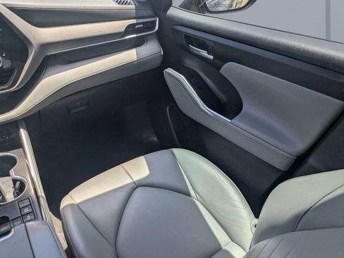 Used 2023 Toyota Highlander XLE FWD image 18