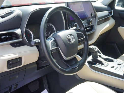 Used 2023 Toyota Highlander XLE AWD/4WD image 22