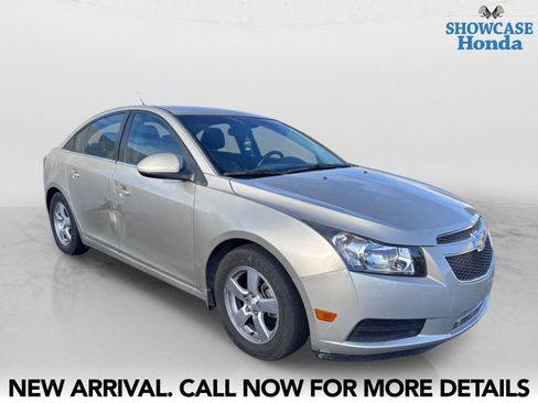 Used 2014 Chevrolet Cruze LT w/ Technology Package FWD image 6