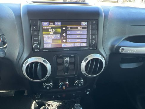 Used 2017 Jeep Wrangler Unlimited Sahara w/ Connectivity Group AWD/4WD image 26