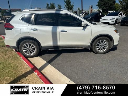 Used 2017 Nissan Rogue SV w/ SV Premium Package FWD image 2