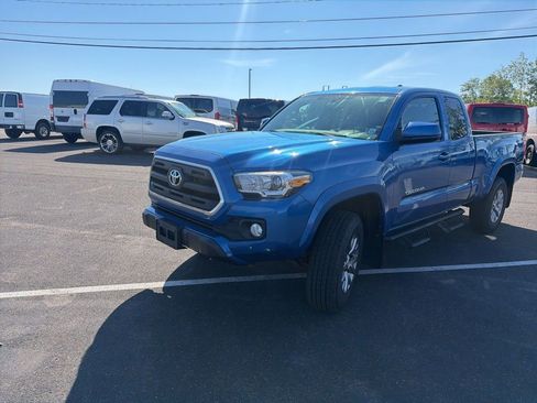 Used 2016 Toyota Tacoma SR5 AWD/4WD image 3