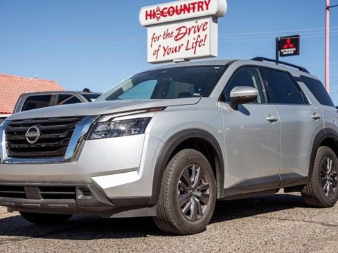 Used 2025 Nissan Pathfinder SV image 1