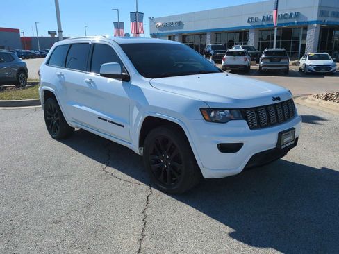 Used 2018 Jeep Grand Cherokee Altitude image 2