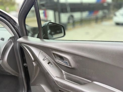 Used 2019 Chevrolet Trax LT w/ LT Convenience Package image 12