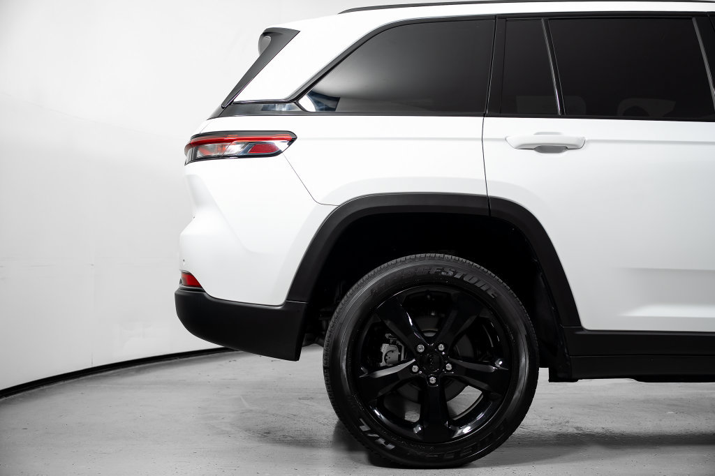 Used 2023 Jeep Grand Cherokee Altitude AWD/4WD image 6