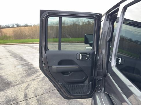 Used 2025 Jeep Wrangler Unlimited Sahara AWD/4WD image 34