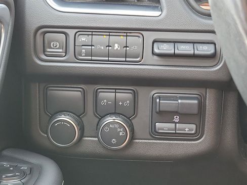 Used 2021 Chevrolet Tahoe Premier w/ Premium Package image 17