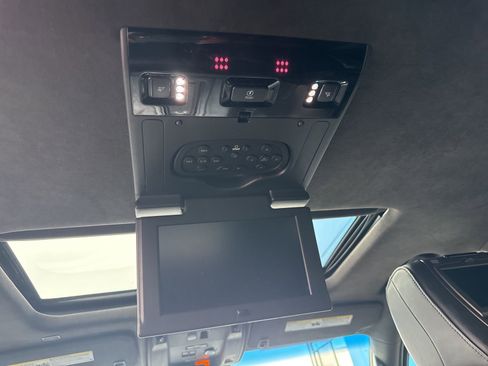 Used 2017 Cadillac Escalade ESV Platinum image 21