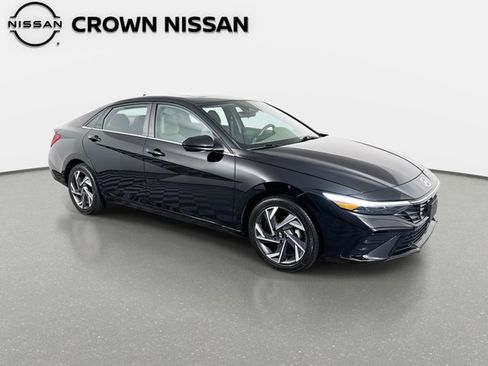 Used 2025 Hyundai Elantra SEL image 4