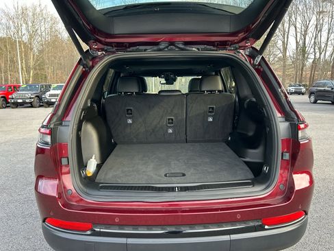 Used 2025 Jeep Grand Cherokee Laredo AWD/4WD image 31