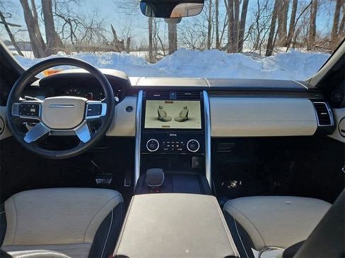 Used 2024 Land Rover Discovery Metropolitan Edition image 12