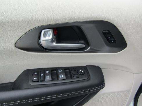 Used 2024 Chrysler Pacifica Touring-L FWD image 24