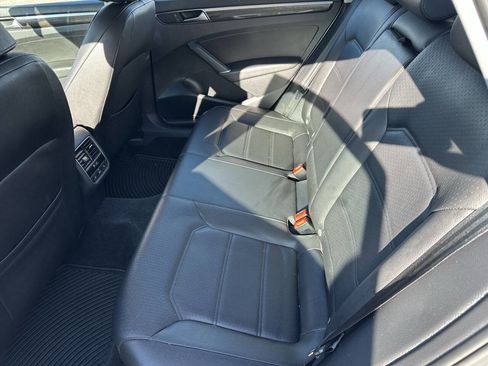 Used 2016 Volkswagen Passat 1.8T SE w/ Lighting Package image 12