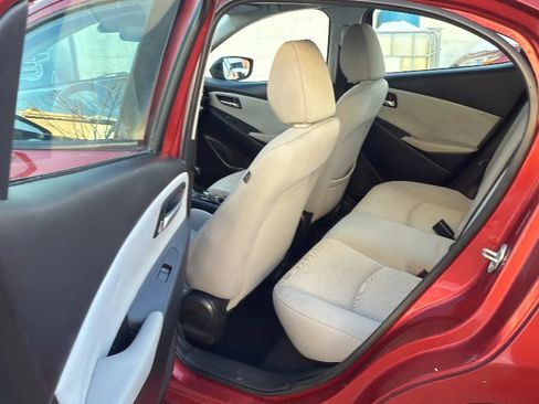 Used 2019 Toyota Yaris L image 27