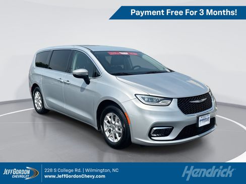 Used 2023 Chrysler Pacifica Touring-L FWD image 1