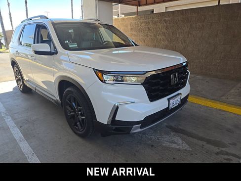 Used 2025 Honda Pilot Touring image 4