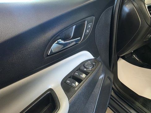 Used 2022 Chevrolet Equinox LS w/ LS Convenience Package FWD image 11