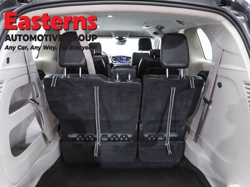 Used 2023 Chrysler Pacifica Touring-L FWD image 9